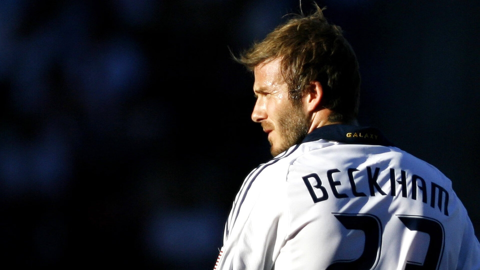 墨西哥球员脚底打滑摔出界,被判越位?,墨西哥国脚