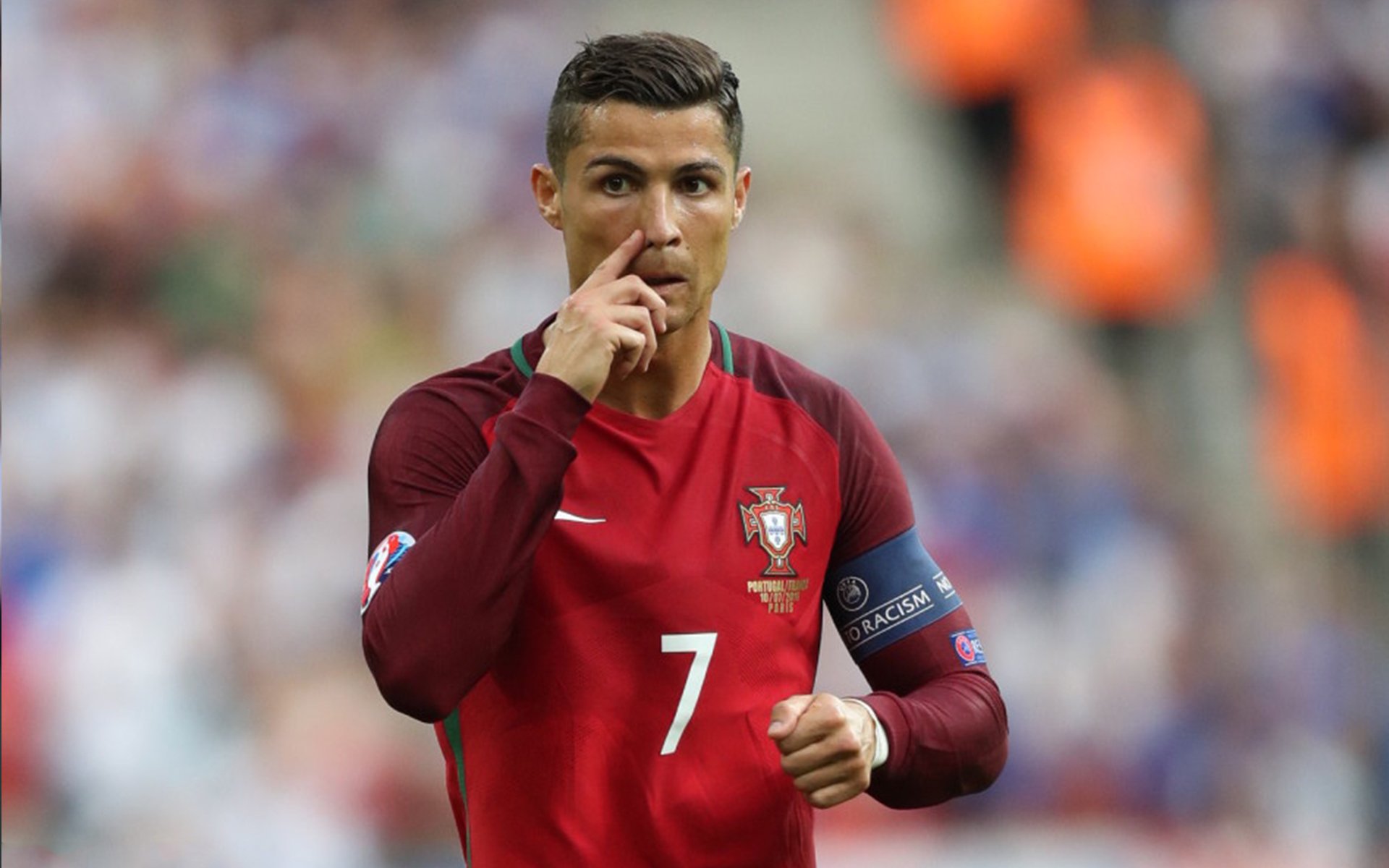 开云下载-库兹马诺维奇在巴黎奥运会手球比赛中多次扑救点球，库兹马持球